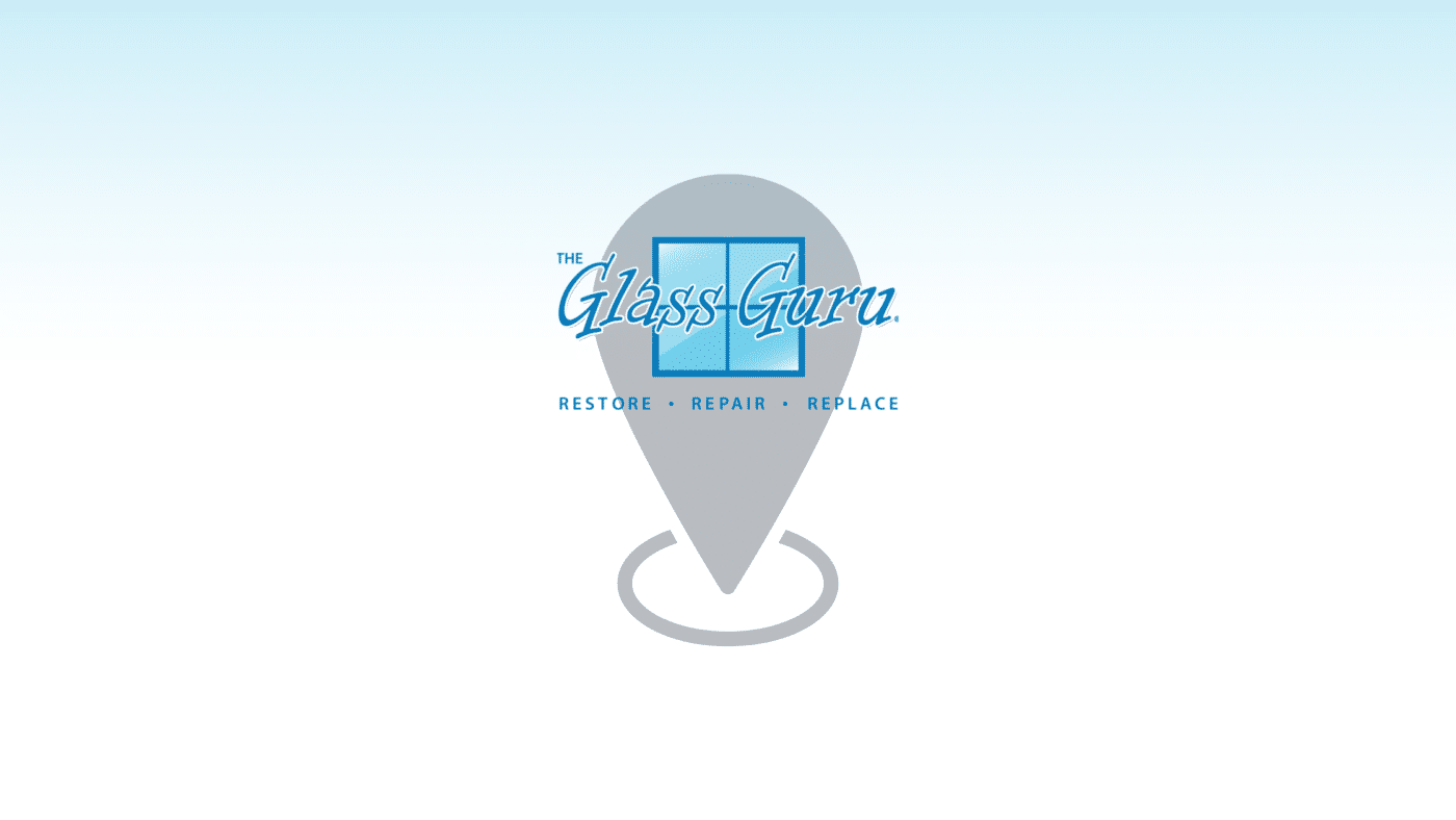 A blue and white logo with the word glassgreen on it.